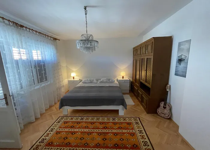 Spacious Retro 3-Bedroom Home 130M2 In Zadar, Puntamika Borik Beach Area