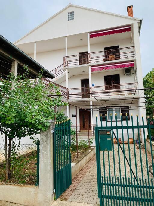 Spacious Retro 3-bedroom 130m2 In Zadar, Puntamika Borik Area Zadar