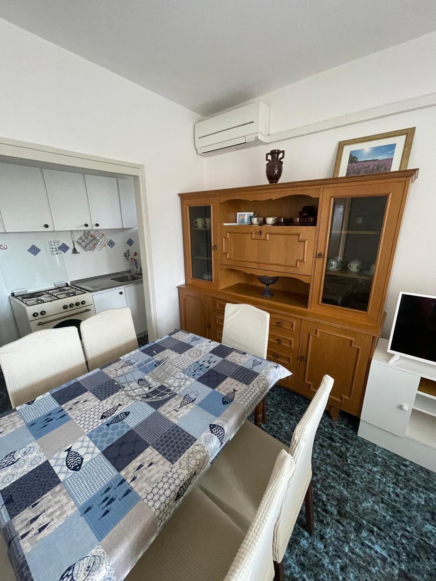 Spacious Retro 3-bedroom 130m2 In Zadar, Puntamika Borik Area Apartment Zadar